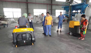 C120駕駛式掃地車服務(wù)于某工廠